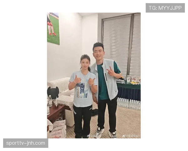 管晨辰比赛完穿拖鞋拎名牌行李进那栋刷脸入户的公寓，门口保姆和司机排着队等他